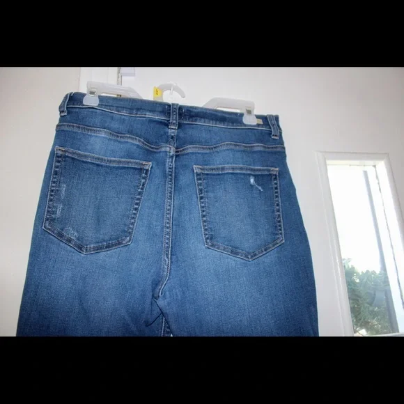 Sneak Peak High Rise Skinny Jeans. Size 31. Very small distressing. Frayed ends. - Picture 5 of 7